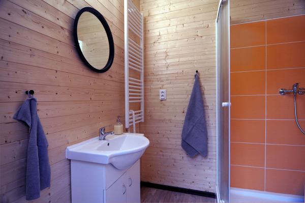 Koupelna / Pro hosty oranžové jurty